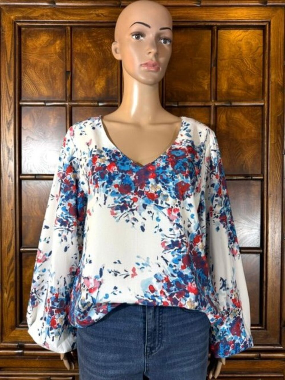 Qearal Ivory Crepe Fuchsia Blue Floating Floral Vneck Blouson Sleeve Top